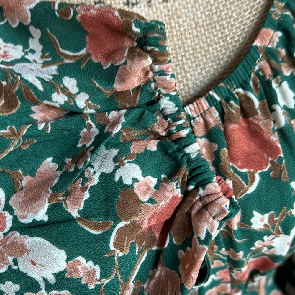 MINE hunter green floral smocked top cropped long sleeve tie at bust scoop back - Picture 6 of 15